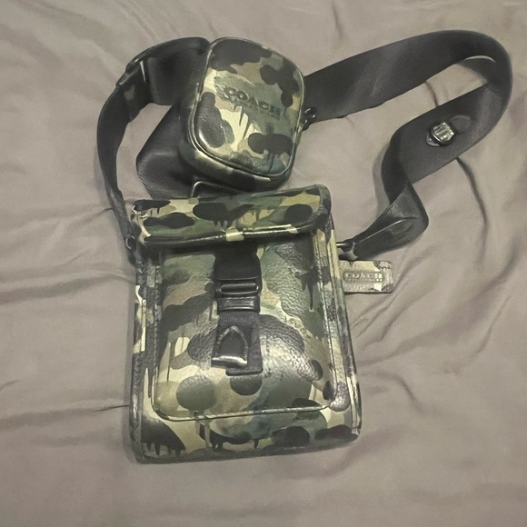 Coach Fatigue Slingbag (UNISEX) - Picture 1 of 6